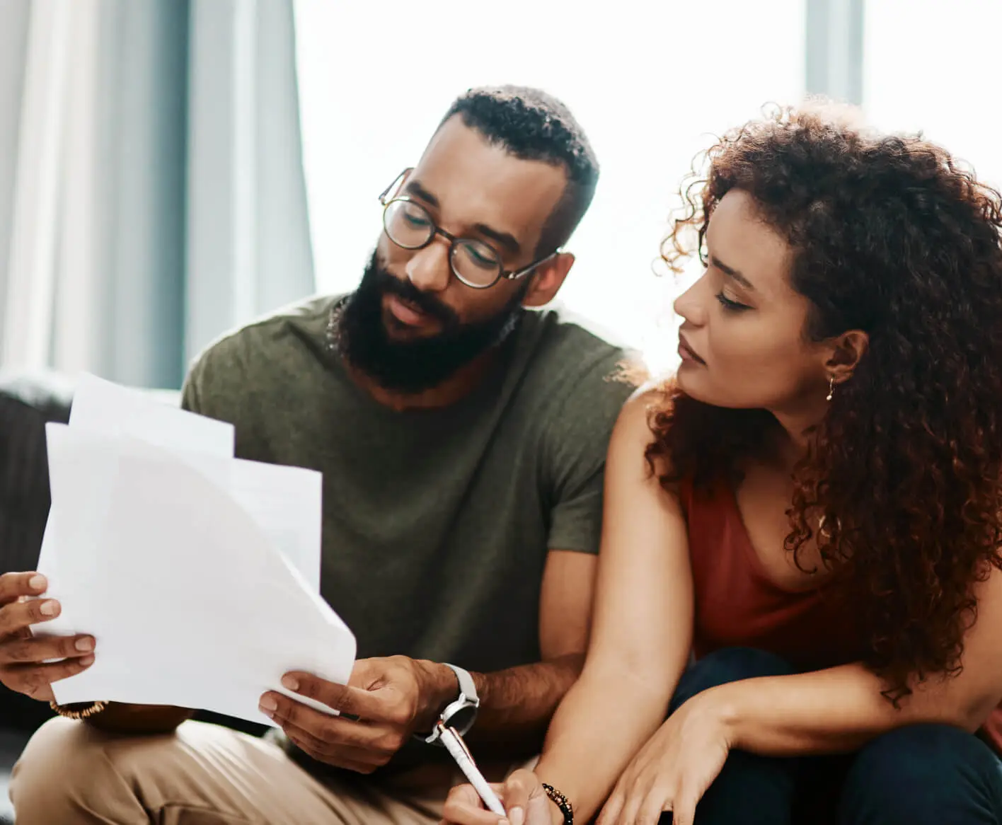 couple-holding-bills
